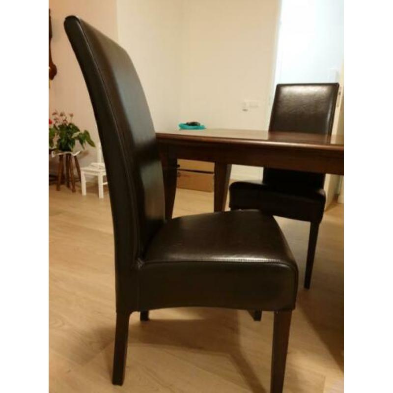 eetkamertafel met 4 stoelen plus bijpassende salontafel
