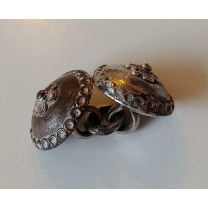 Antieke klederdracht keelknopen sieraad kind sieraden knopen