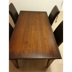 eetkamertafel met 4 stoelen plus bijpassende salontafel