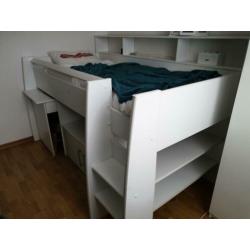 Half hoog slaper met bureau