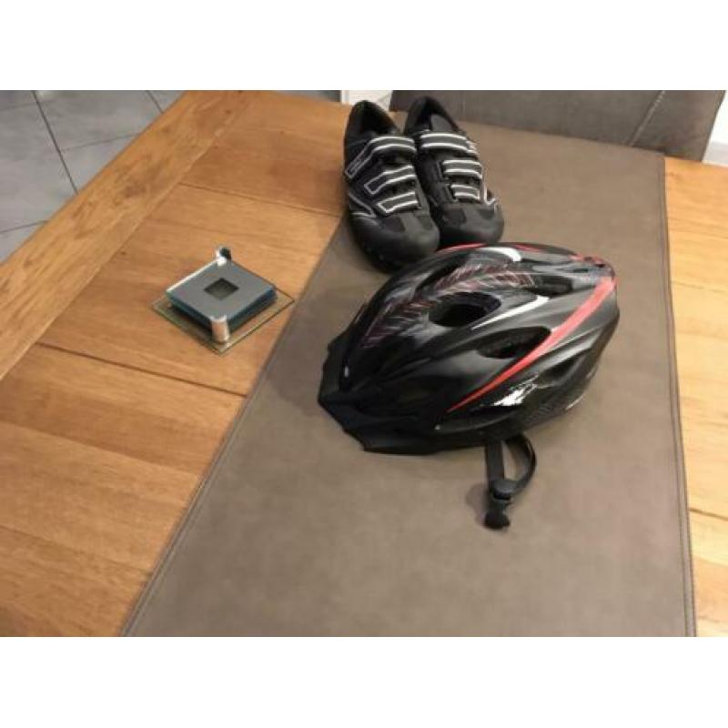 Mooie set schoenen en helm voor de fiets.