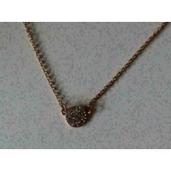 rose kleurige ketting met strass rondje