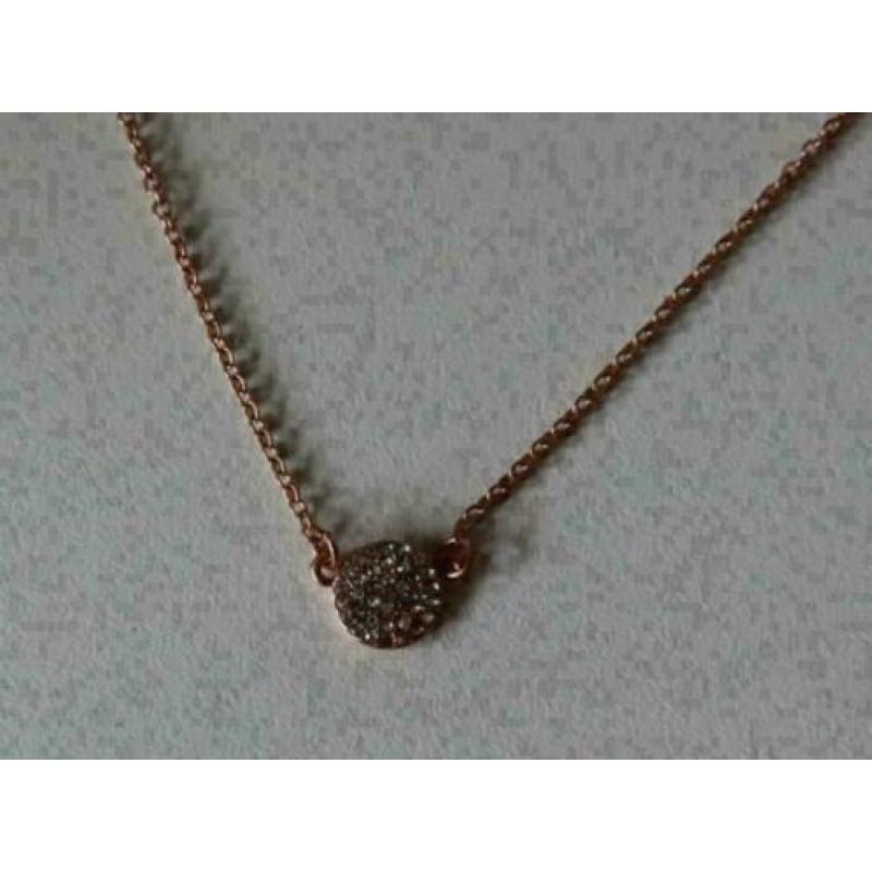 rose kleurige ketting met strass rondje