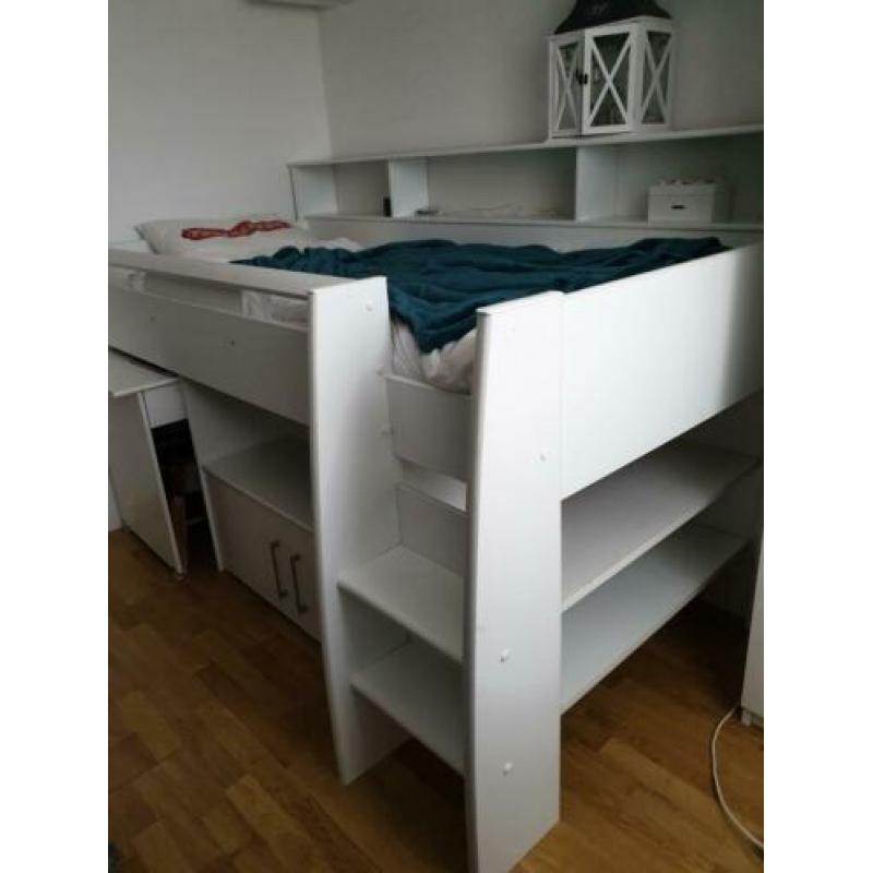 Half hoog slaper met bureau