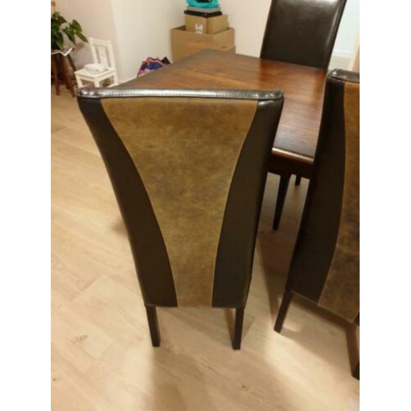eetkamertafel met 4 stoelen plus bijpassende salontafel