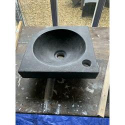 Zwarte toilet wasbak