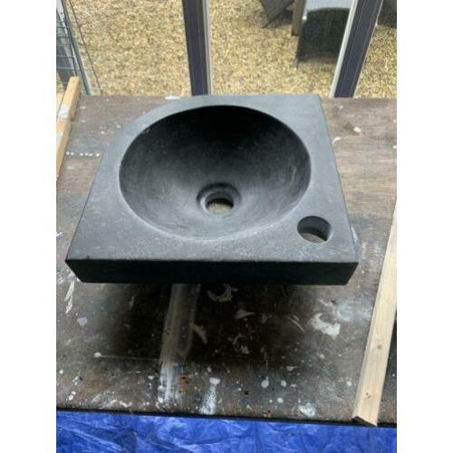 Zwarte toilet wasbak