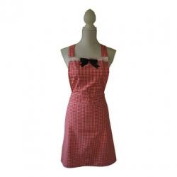 Rood geruit retro keukenschort met los wit schortje.
