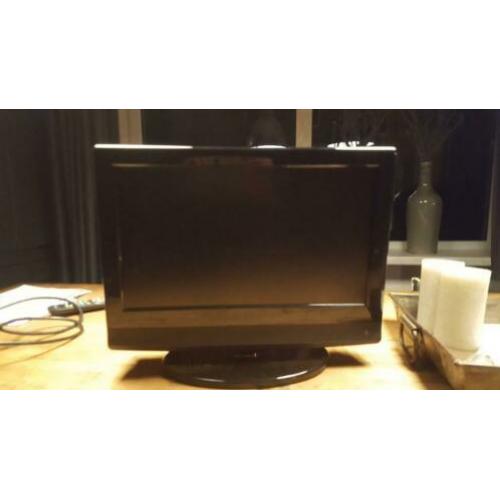 Q.media tv 15,6 inch met zapper en stroom draad en dvd spele