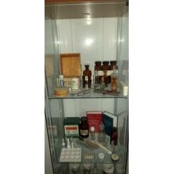 Te koop verzameling oude apotheek attributen