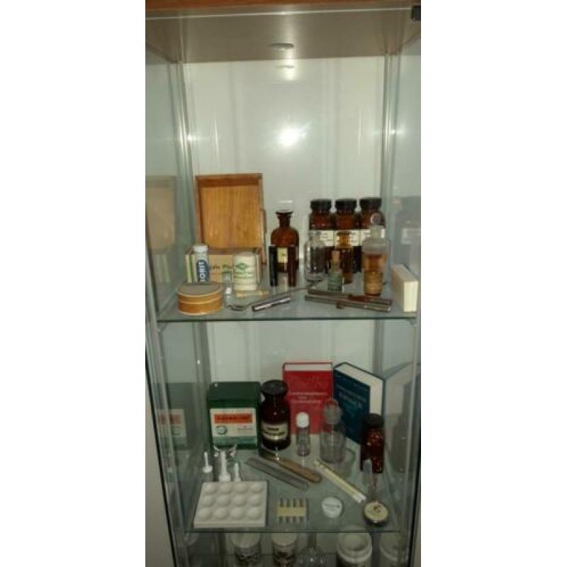 Te koop verzameling oude apotheek attributen
