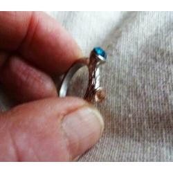 Zilverkleurige ring met 1 blauw 1 roze glimmer