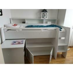 Half hoog slaper met bureau