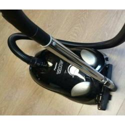 Krachtige Bestron stofzuiger 2200 watt met een stofzuigzak.
