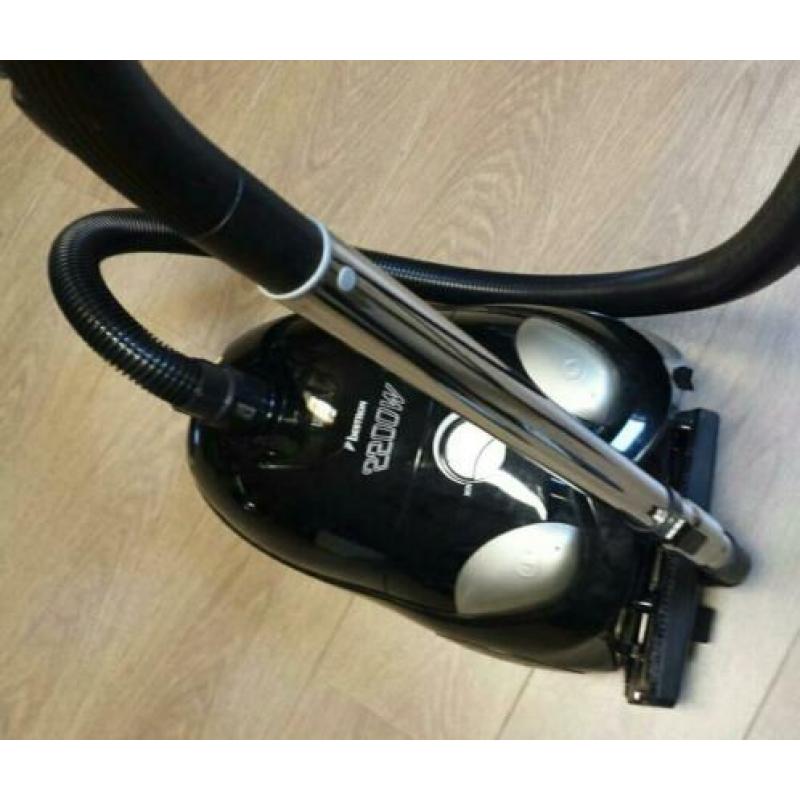 Krachtige Bestron stofzuiger 2200 watt met een stofzuigzak.