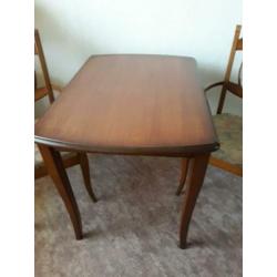 Klassieke eettafel met 2 stoelen.