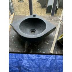 Zwarte toilet wasbak