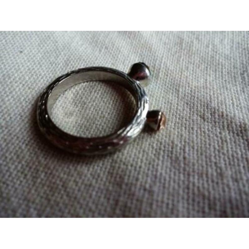 Zilverkleurige ring met 1 blauw 1 roze glimmer