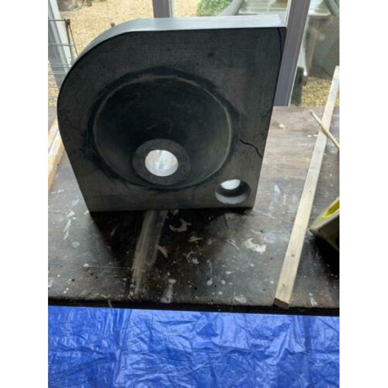 Zwarte toilet wasbak