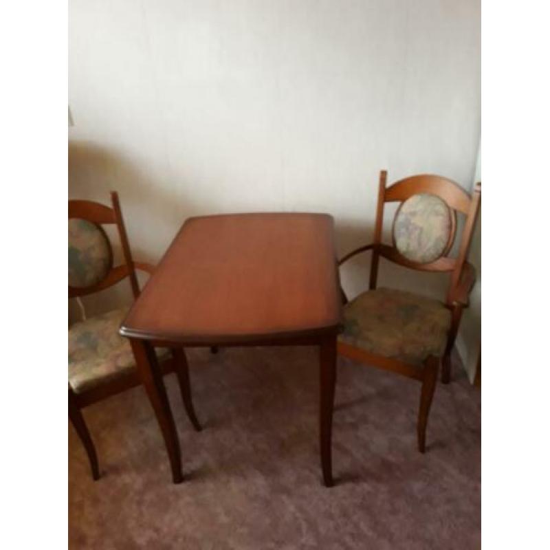 Klassieke eettafel met 2 stoelen.