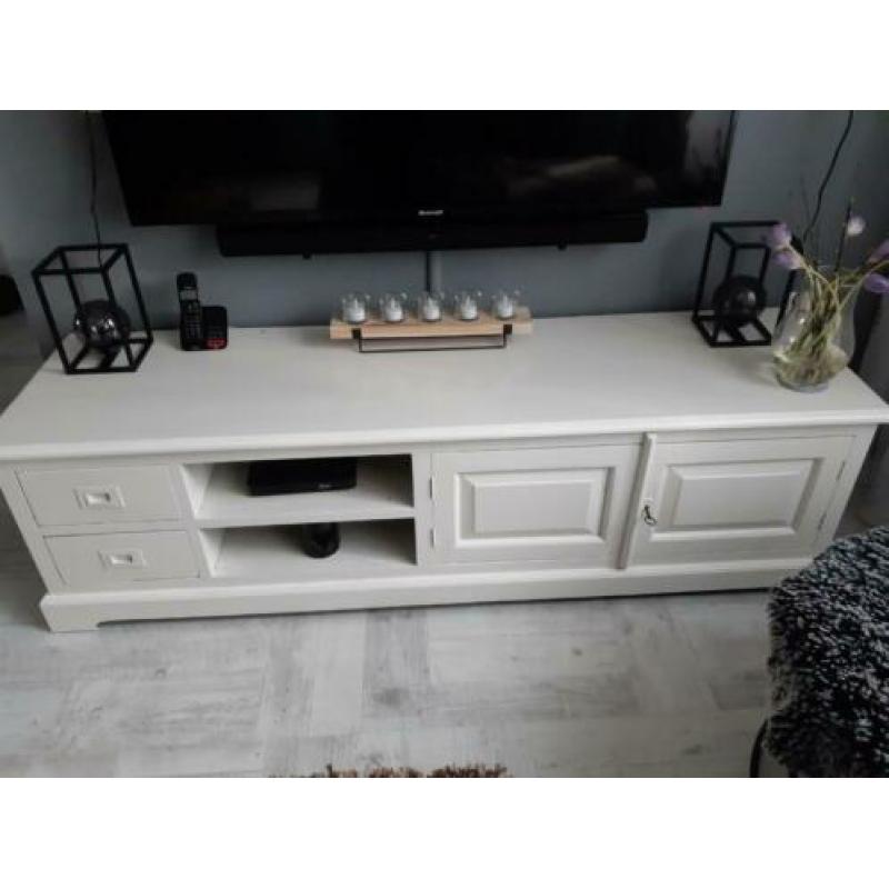 Eettafel,Salontafel en Tv kast,in goede stevige staat!!