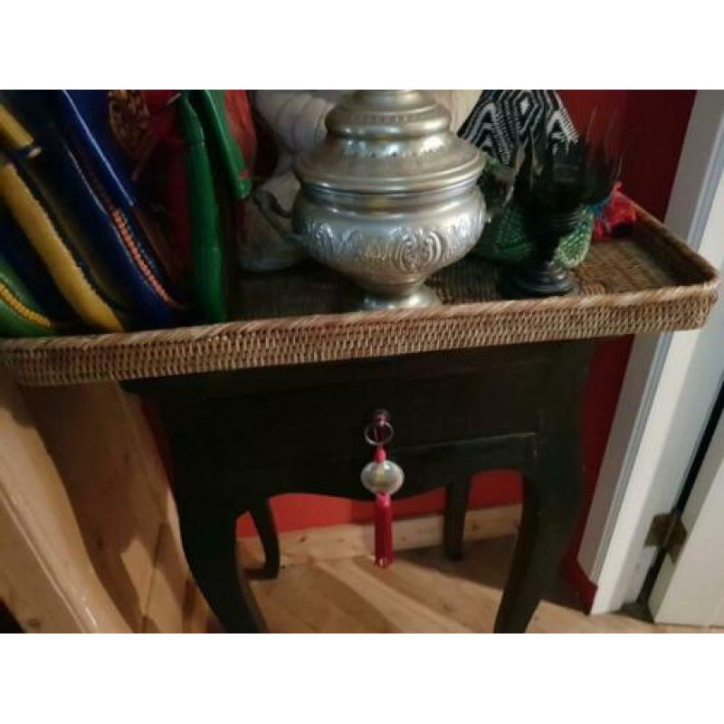 VERKOCHT Leuk tafeltje, mini kastje. Zwart