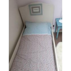 peuterbed meisje