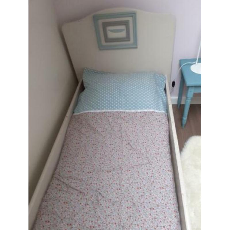peuterbed meisje
