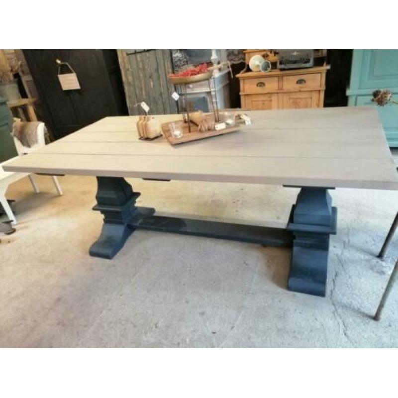 Prachtige kloostertafel "halfweg brocante"