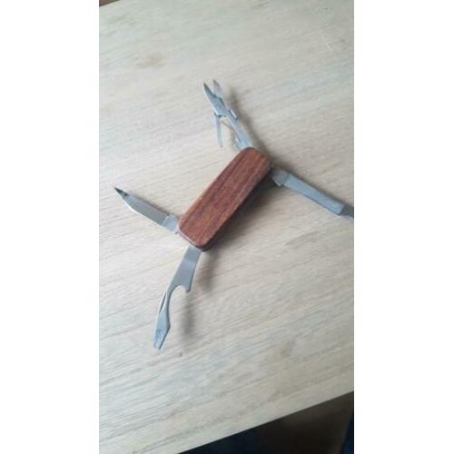Handige multitool. Houten greep.