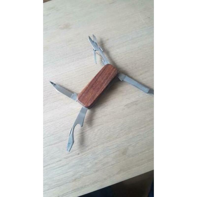Handige multitool. Houten greep.