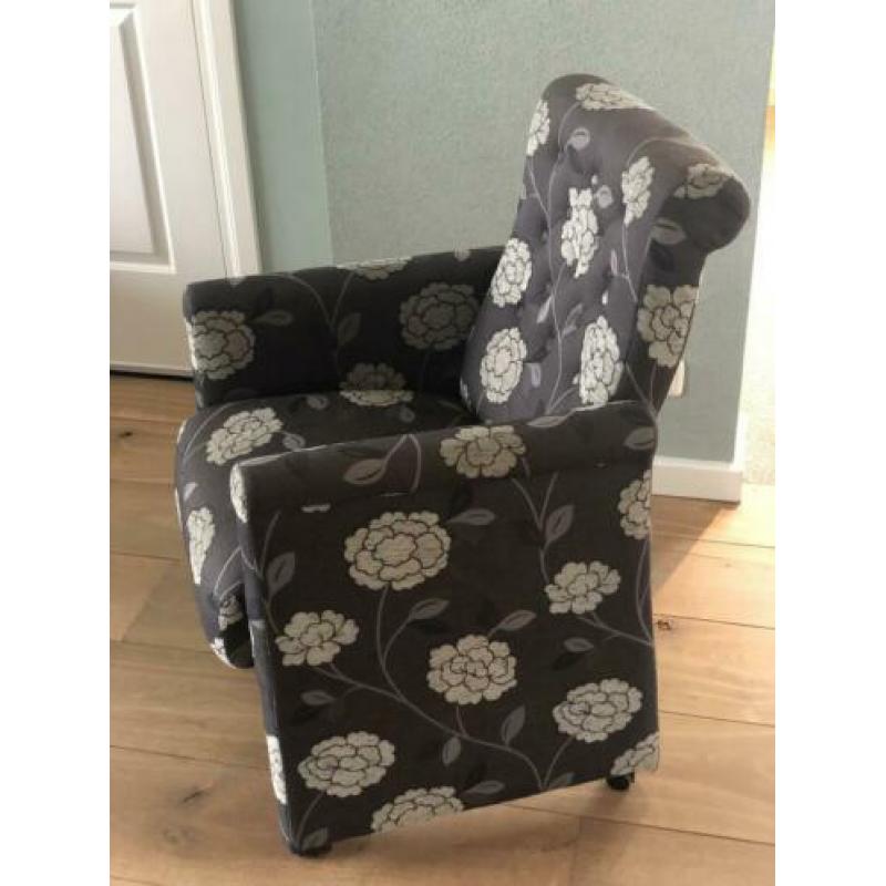 Mooie gecapitonneerde eetkamerstoelen binnenvering&wieltjes