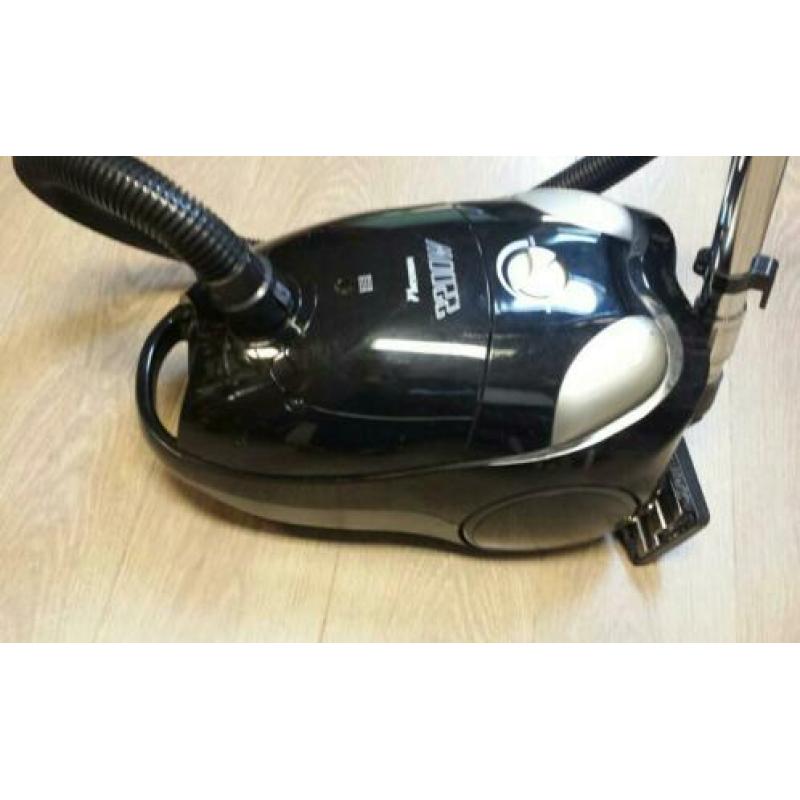 Krachtige Bestron stofzuiger 2200 watt met een stofzuigzak.