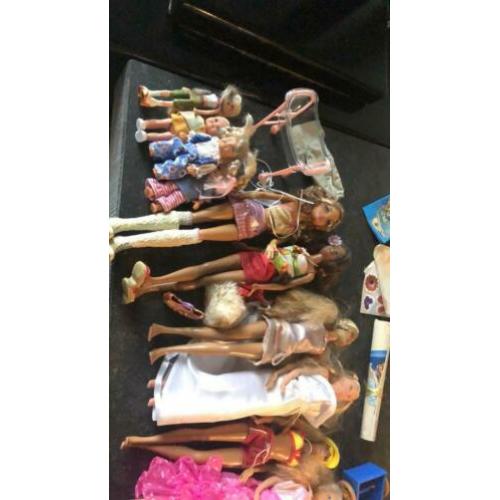 8 poppen Barbie Ken