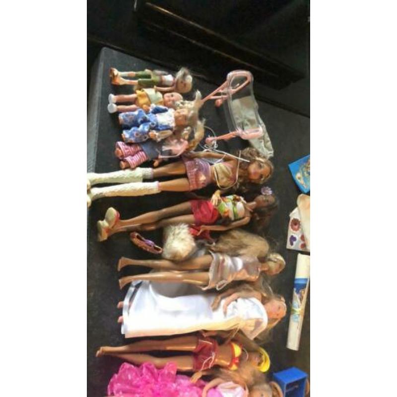 8 poppen Barbie Ken