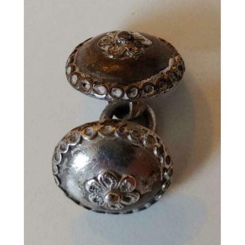 Antieke klederdracht keelknopen sieraad kind sieraden knopen