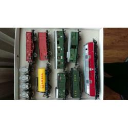 Diverse locomotieven, wagons en rails