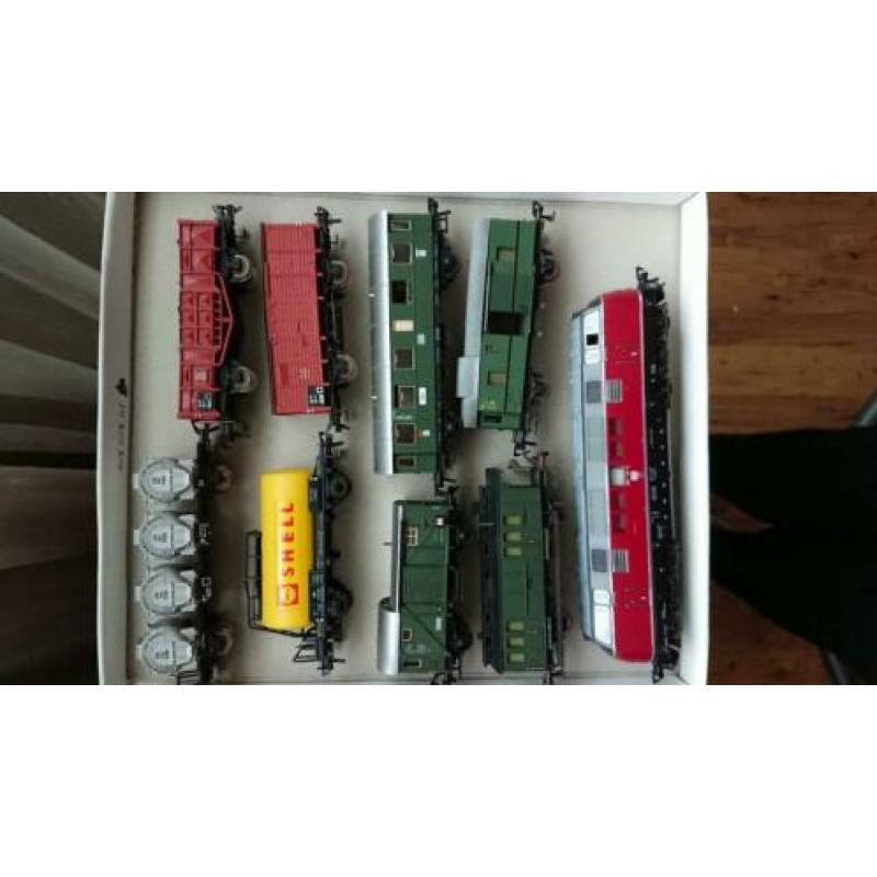 Diverse locomotieven, wagons en rails