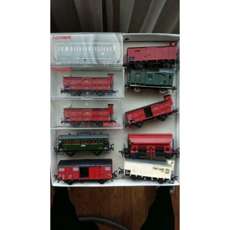 Diverse locomotieven, wagons en rails