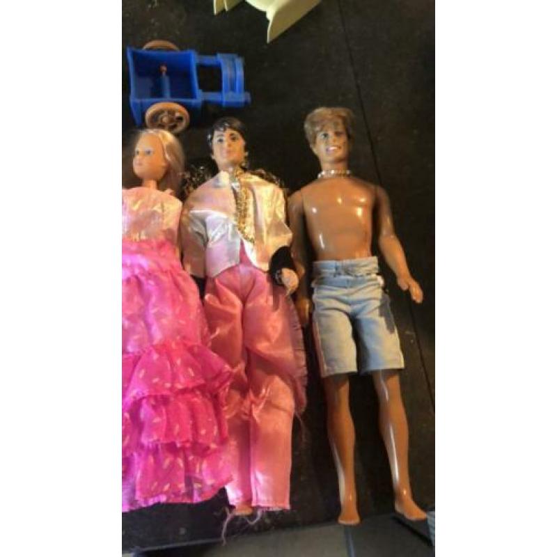 8 poppen Barbie Ken