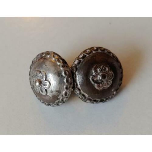 Antieke klederdracht keelknopen sieraad kind sieraden knopen