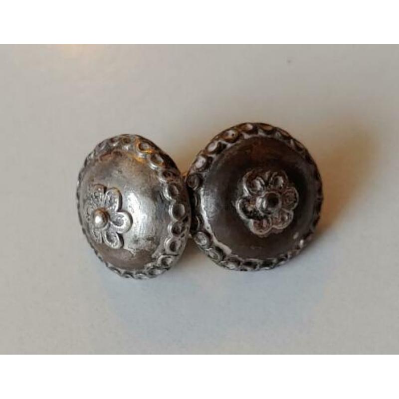 Antieke klederdracht keelknopen sieraad kind sieraden knopen