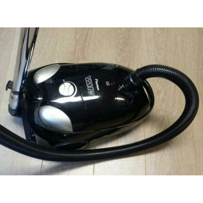 Krachtige Bestron stofzuiger 2200 watt met een stofzuigzak.
