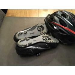 Mooie set schoenen en helm voor de fiets.
