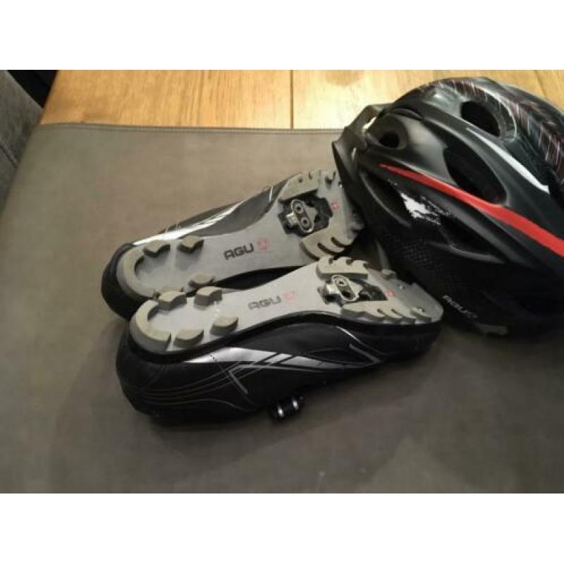 Mooie set schoenen en helm voor de fiets.