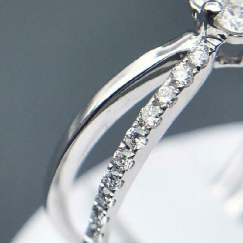 18 kt goud met geslepen diamanten