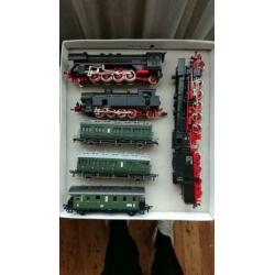 Diverse locomotieven, wagons en rails