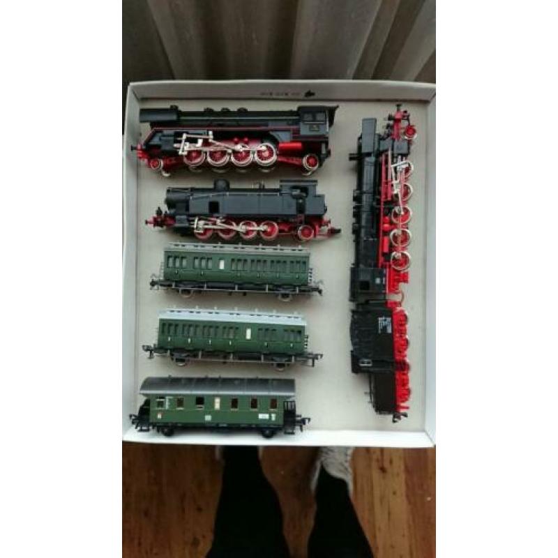 Diverse locomotieven, wagons en rails