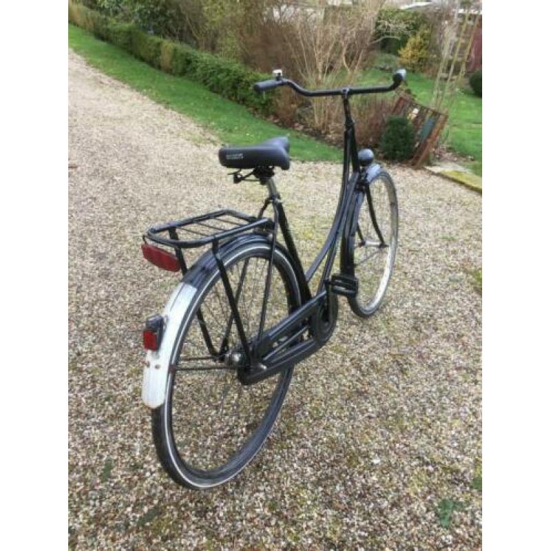 Stoere, heerlijk licht fietsende, oma-stadsfiets.