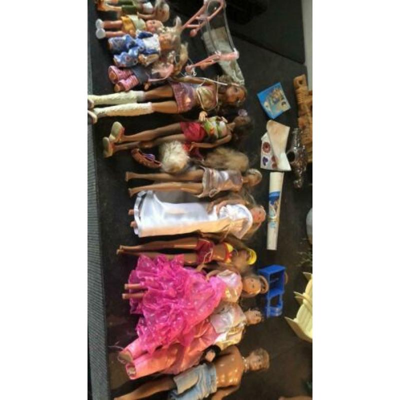 8 poppen Barbie Ken